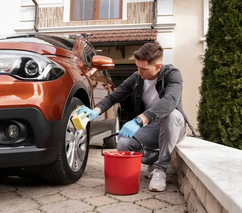 Lavage auto à domicile Sainte-Néomaye : professionnel intervenant sur un véhicule